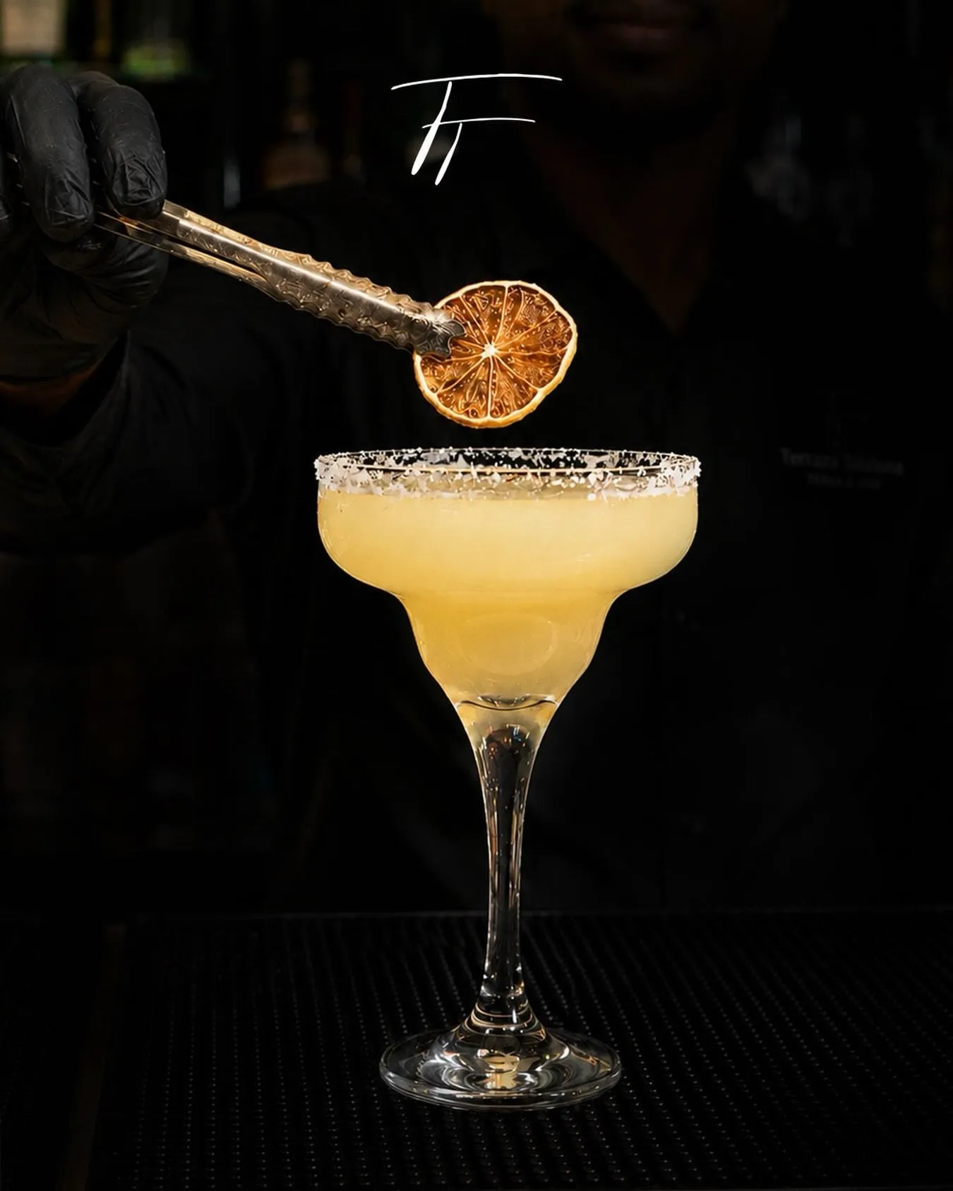 Margarita com rebordo de sal e laranja desidratada