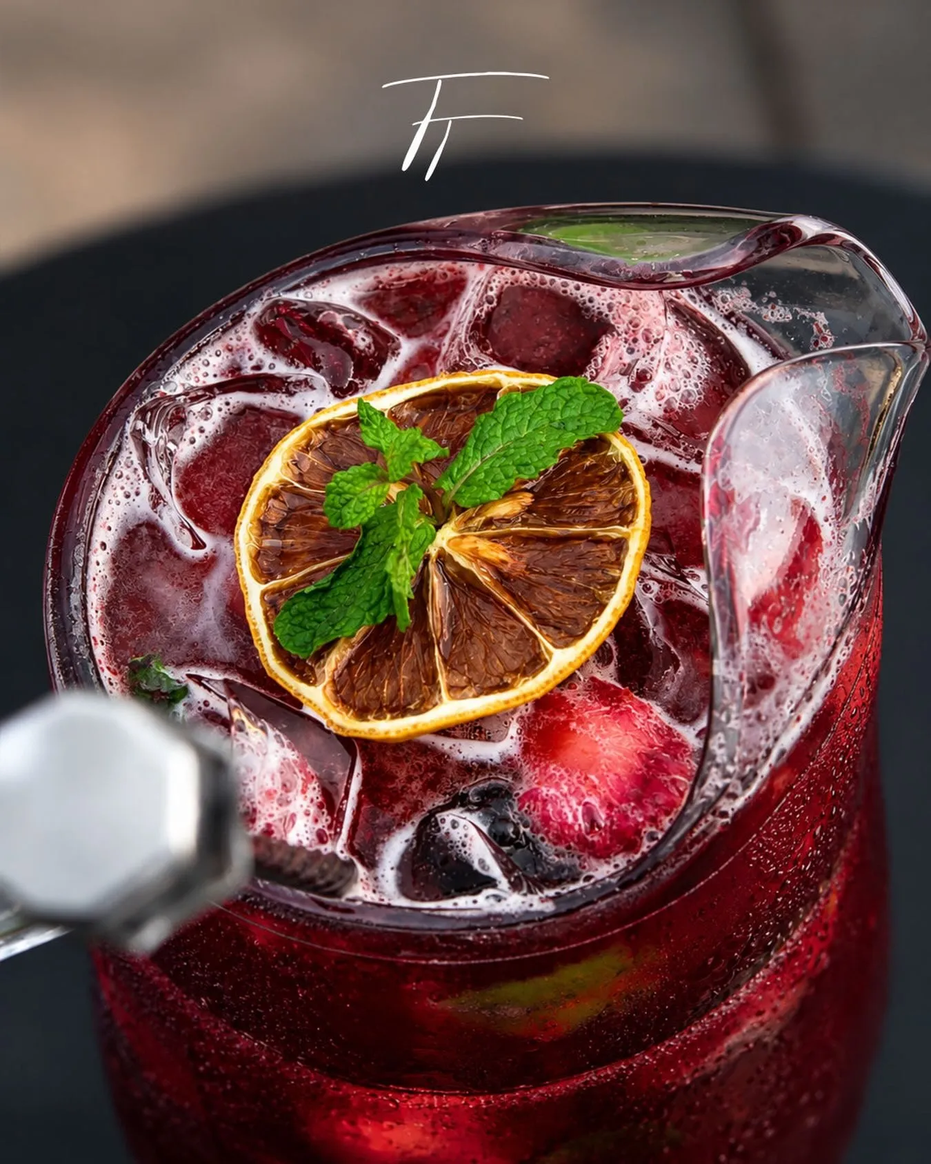 Jarro de sangria de frutos vermelhos com laranja e hortelã