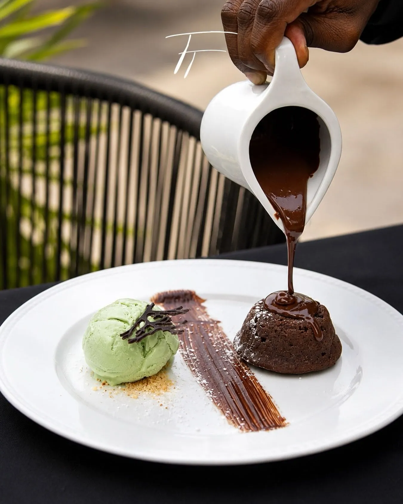 Fondant de chocolate com calda e gelado de pistácio
